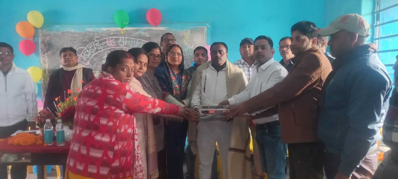 स्थांतरण पर शिक्षक को दी गयी विदाई