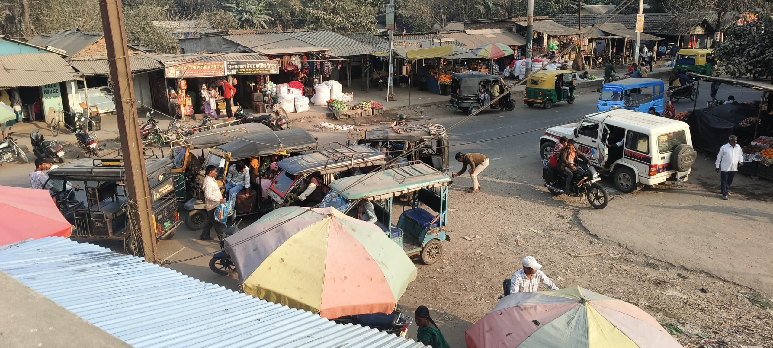 कोलासी बाजार में ऑटो-टोटो सड़क किनारे खड़ी रहने से आवागमन होता है बाधित