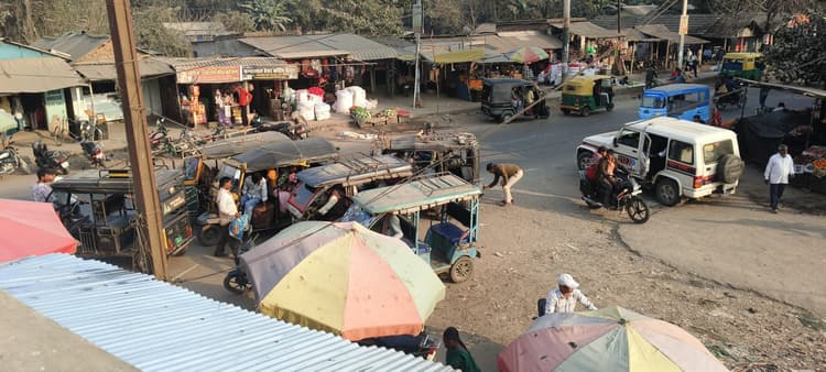 कोलासी बाजार में ऑटो-टोटो सड़क किनारे खड़ी रहने से आवागमन होता है बाधित