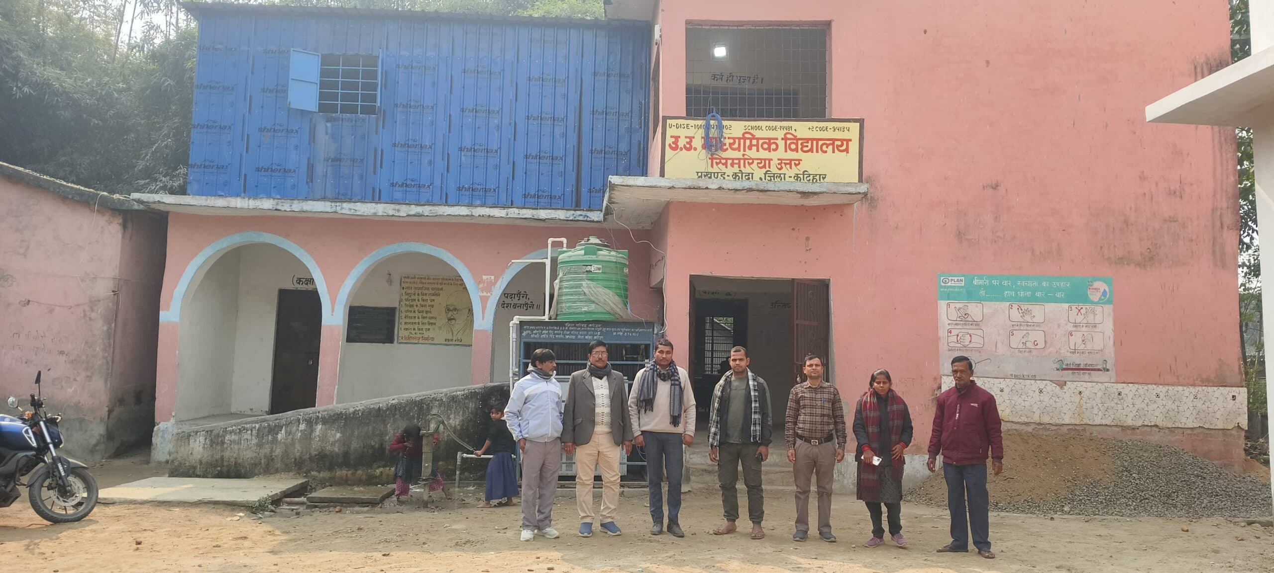 चारदीवारी के अभाव में असुरक्षित हुआ उउमा विद्यालय, शराबियों का बना अड्डा