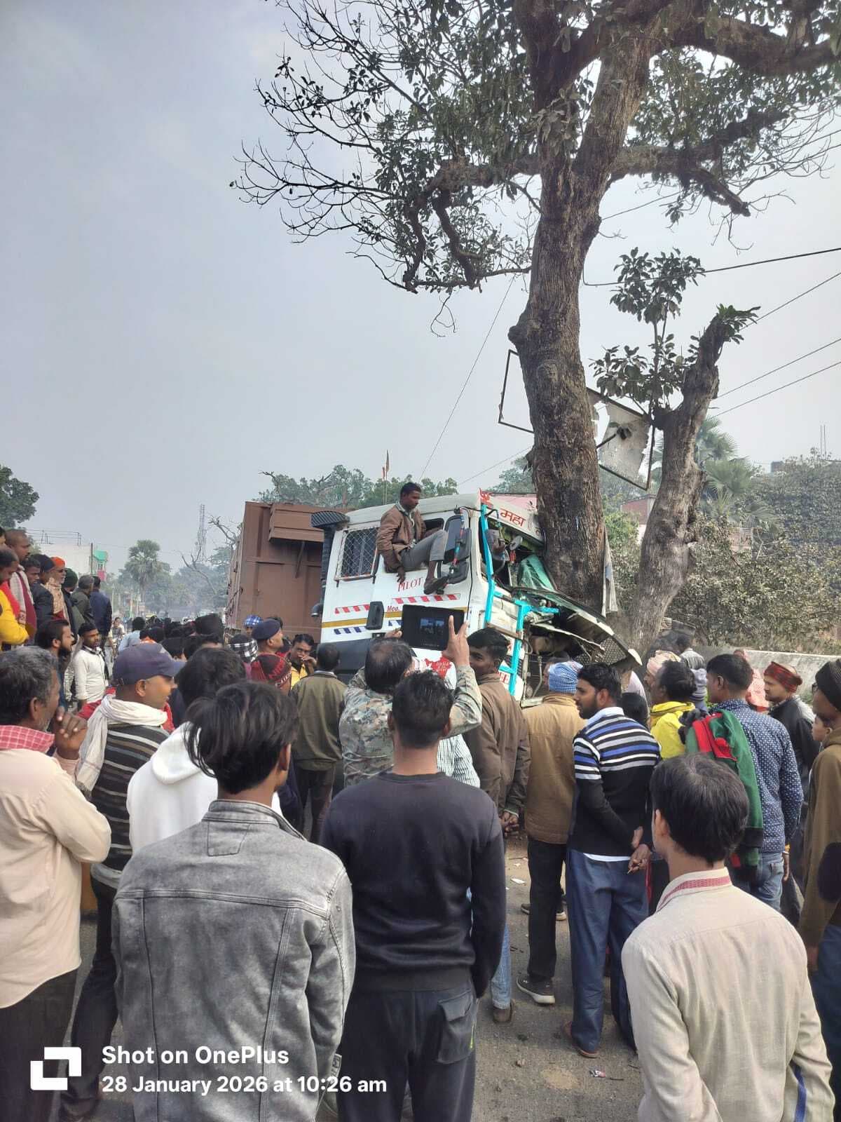 पेड़ से टकराया अनियंत्रित ट्रक, शराब के नशे में धुत चालक धराया