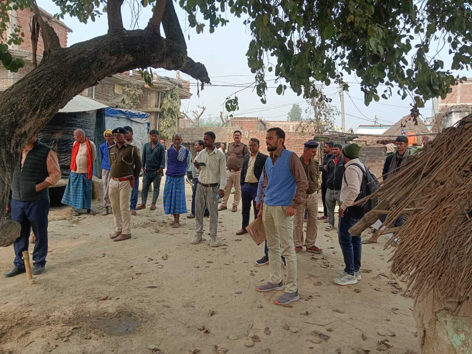 उचकागांव के तुलसिया गांव में सड़क से हटाया गया अतिक्रमण