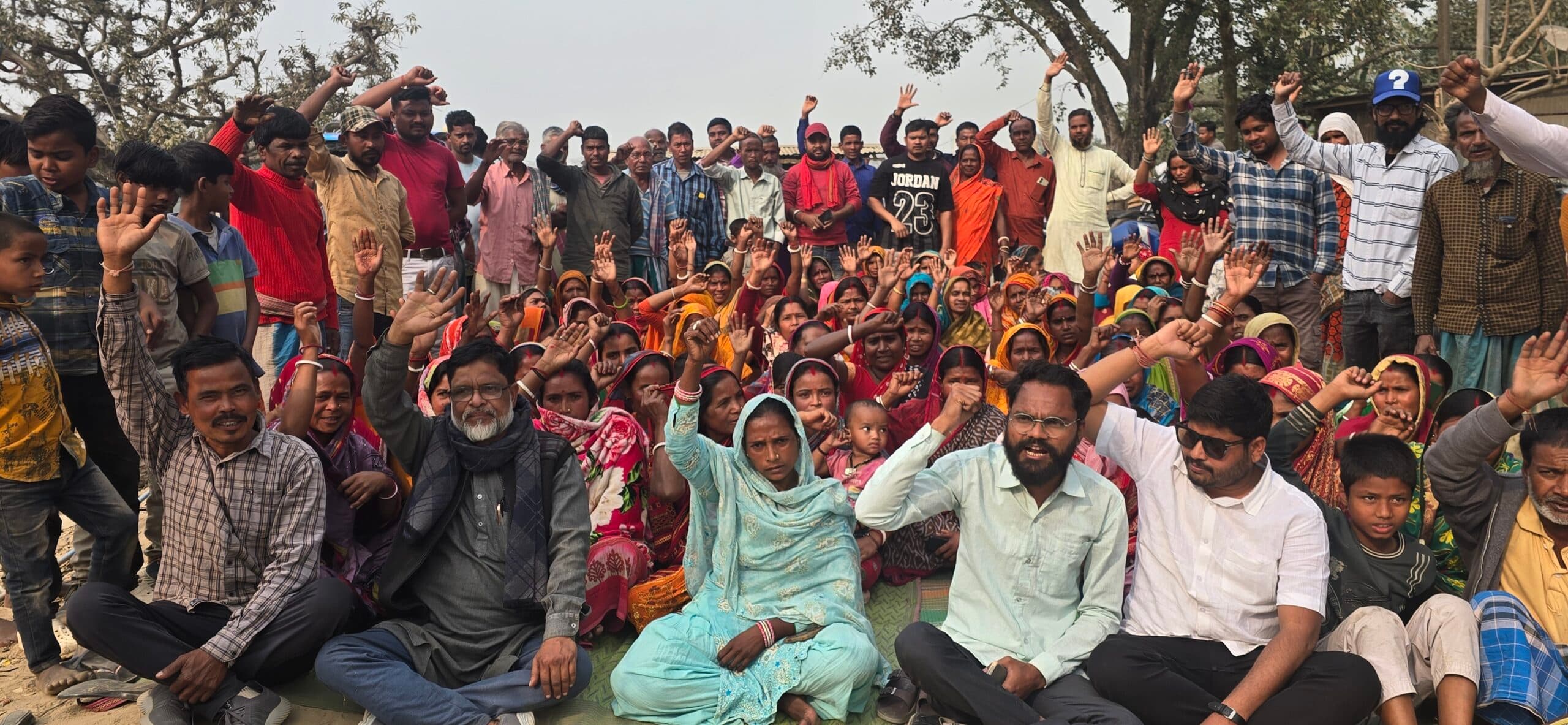 आशा बहाली में रिश्वतखोरी के विरोध में ग्रामीणों ने किया प्रदर्शन