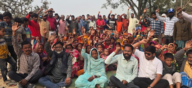 आशा बहाली में रिश्वतखोरी के विरोध में ग्रामीणों ने किया प्रदर्शन