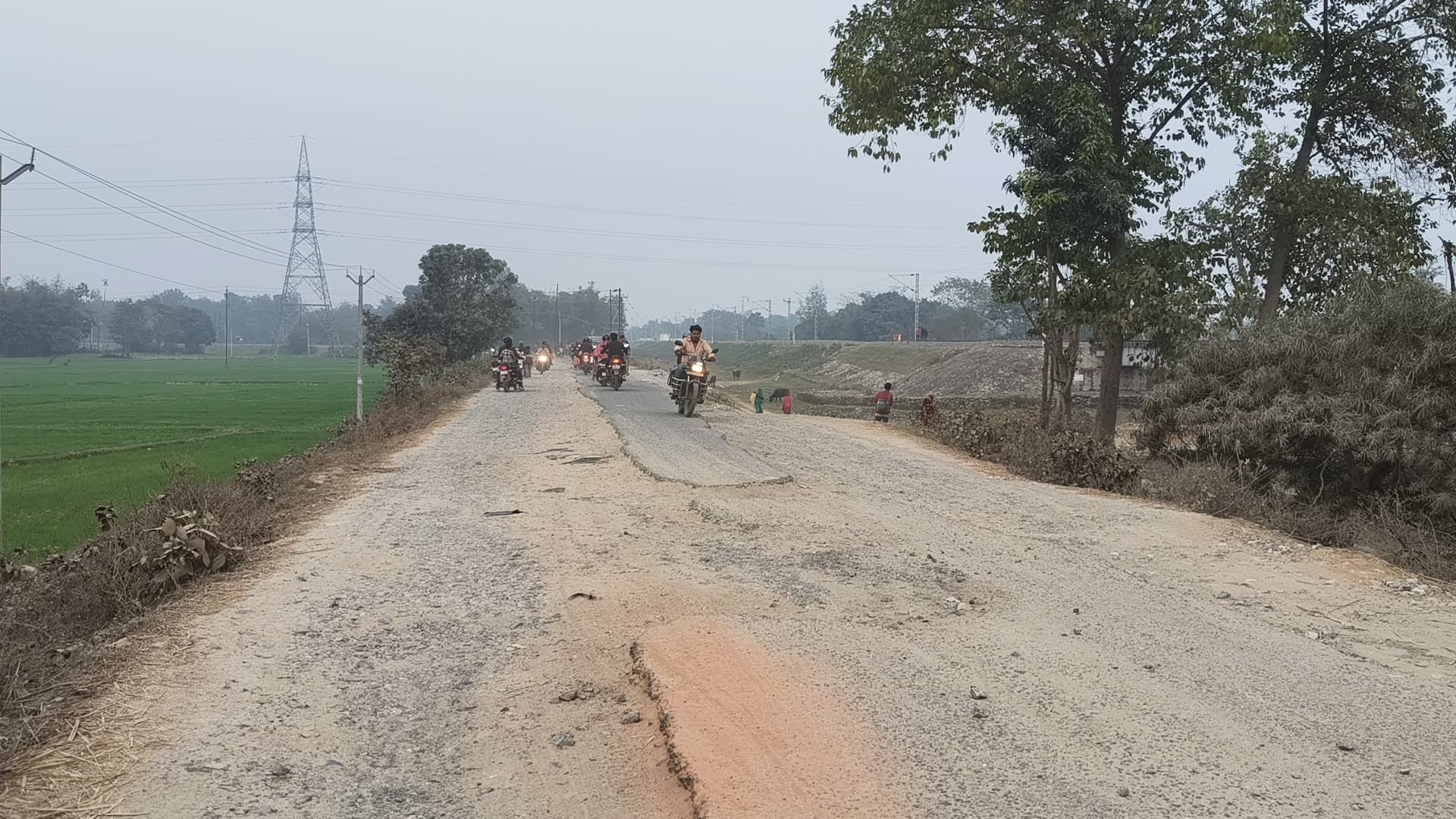 मरौना प्रखंड मुख्यालय को जोड़ने वाली सड़क जर्जर, आवागमन में हो रही परेशानी