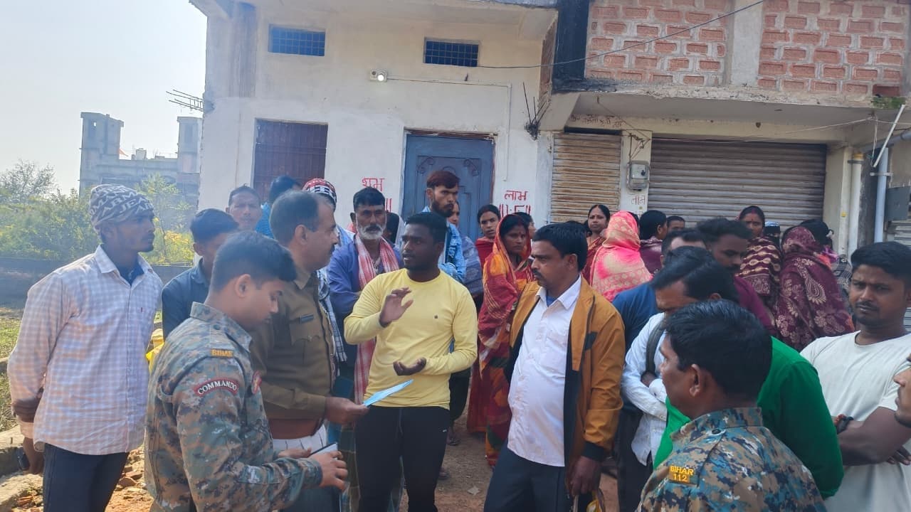 लोन देने के नाम पर उपभोक्ताओं से ठगी, महिलाओं ने कंपनी के कार्यालय के बाहर किया हंगामा