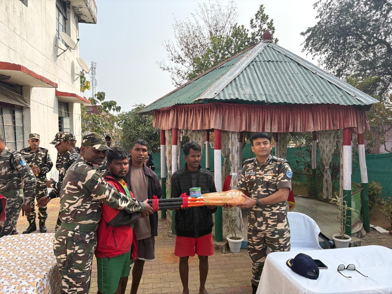 खिलाड़ियों के बीच खेल सामग्री का किया गया वितरण