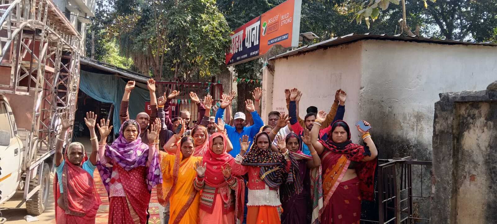 गोली चला कर भाग रहे एक युवक को ग्रामीणों ने पकड़ कर किया पुलिस के हवाले