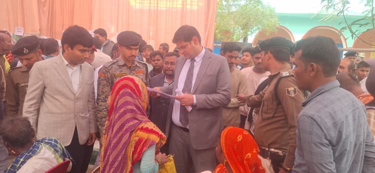 लोगों की समस्याओं से अवगत हुए डीएम