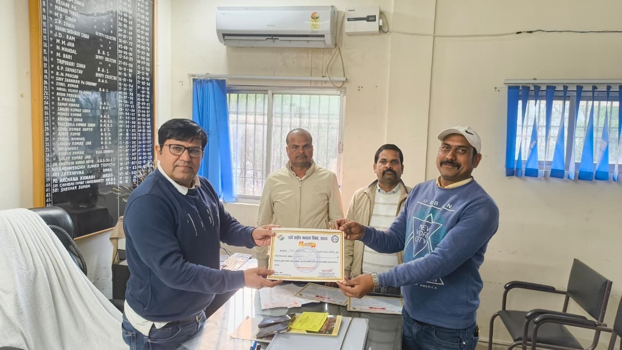 बेहतर एसआइआर कार्य करने पर कर्मी को मिला सम्मान