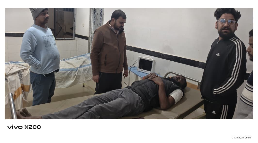 सरस्वती पूजा का प्रसाद देने गये युवक पर कुल्हाड़ी से हमला