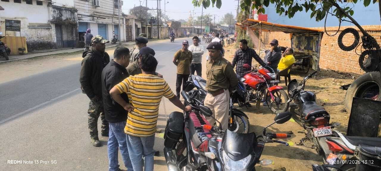 डीटीओ ने मधुपुर में चलाया वाहन जांच अभियान