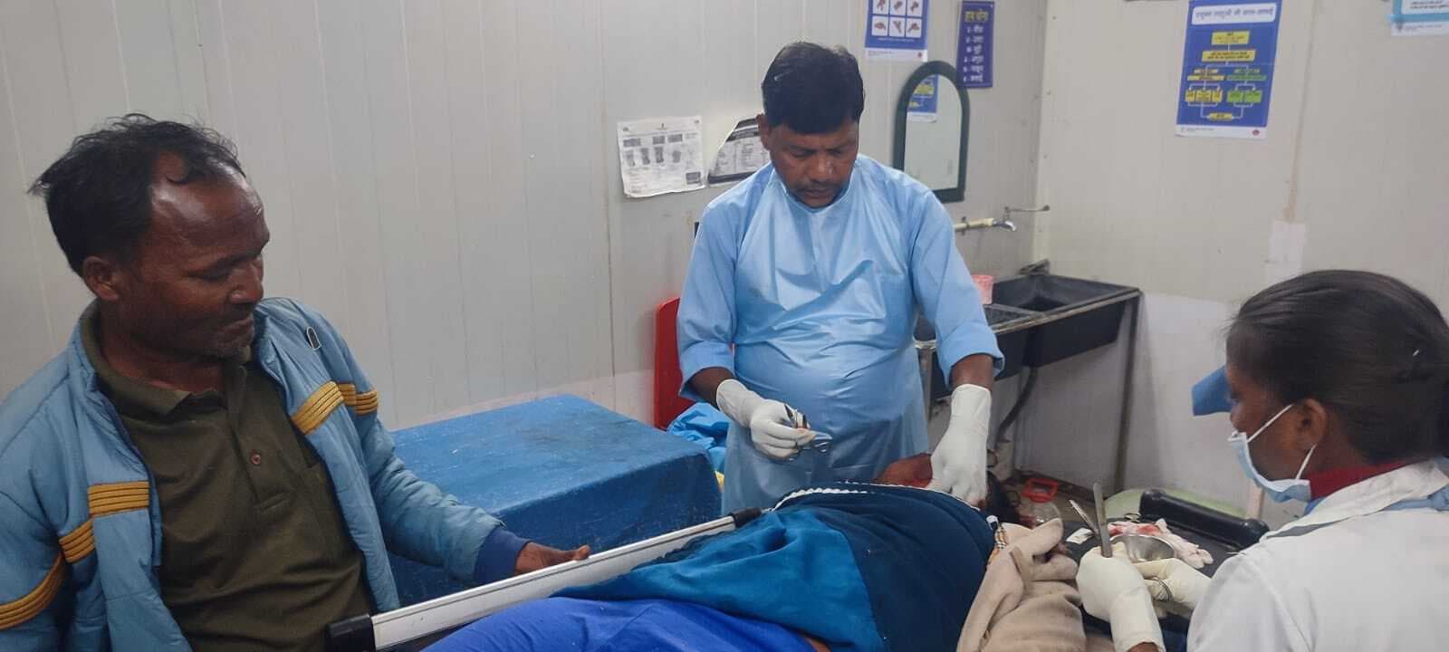 सड़क दुर्घटना में एक की मौत, दो घायल