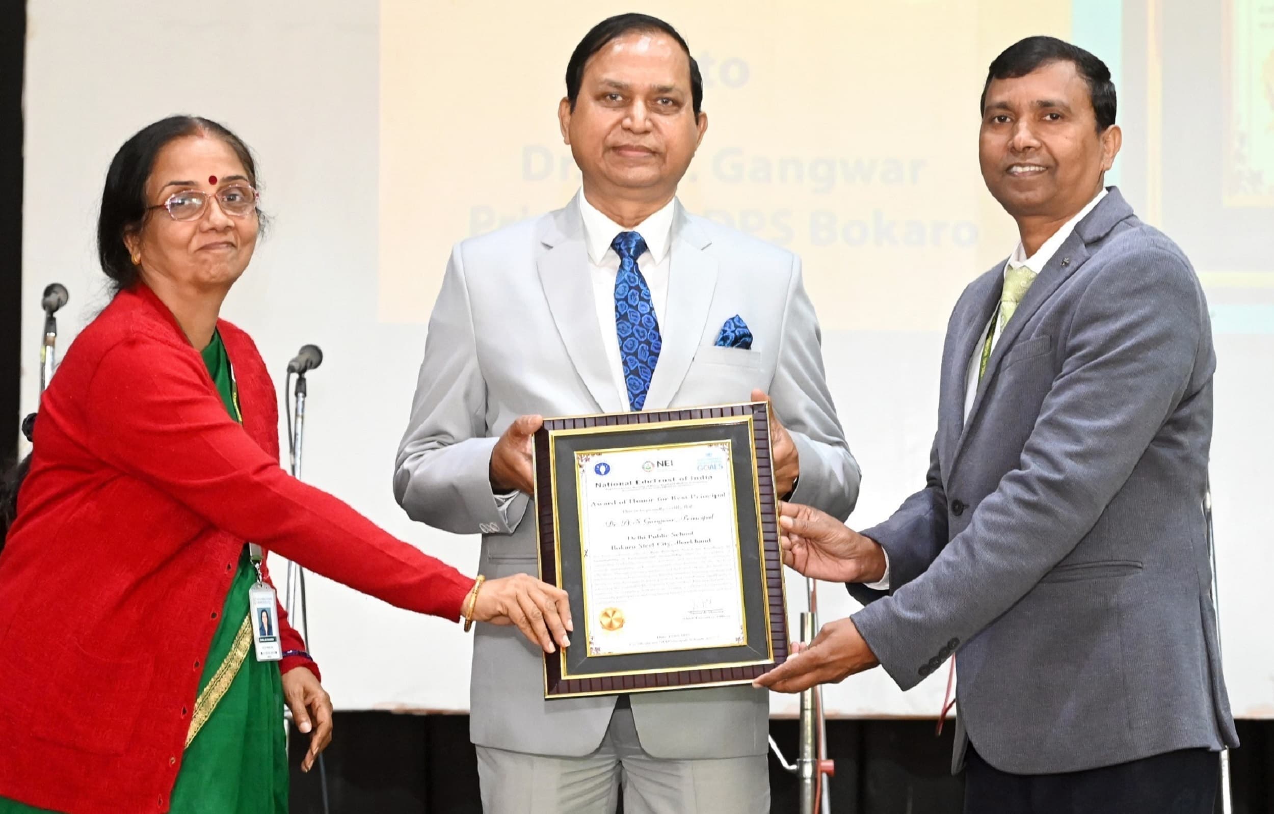 Bokaro News : पर्यावरण-मैत्री प्रयासों के लिए डीपीएस बोकारो के डॉ गंगवार को मिला बेस्ट प्रिंसिपल अवार्ड