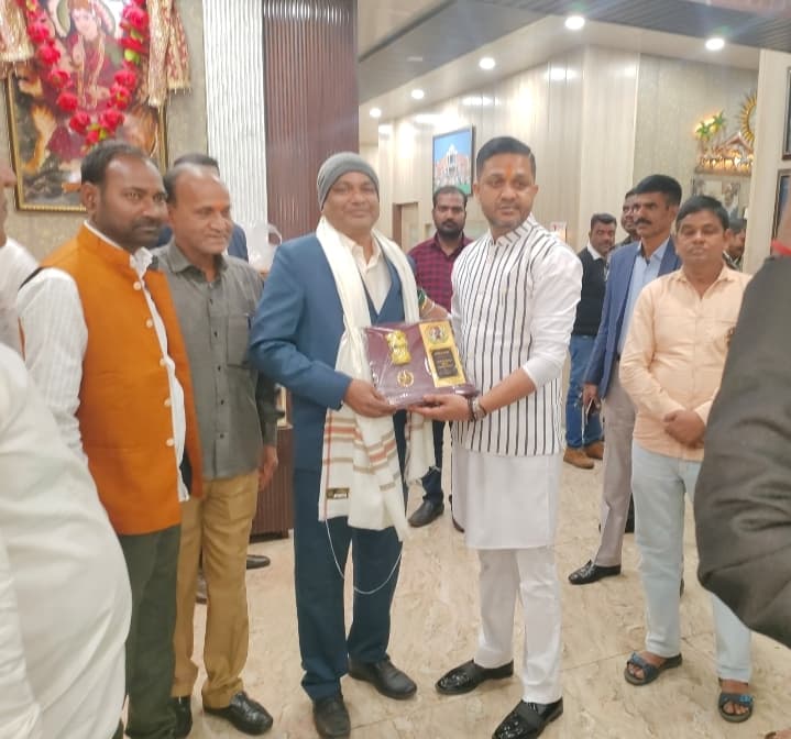 Bokaro News : सहायक शिक्षक को विधायक ने किया सम्मानित