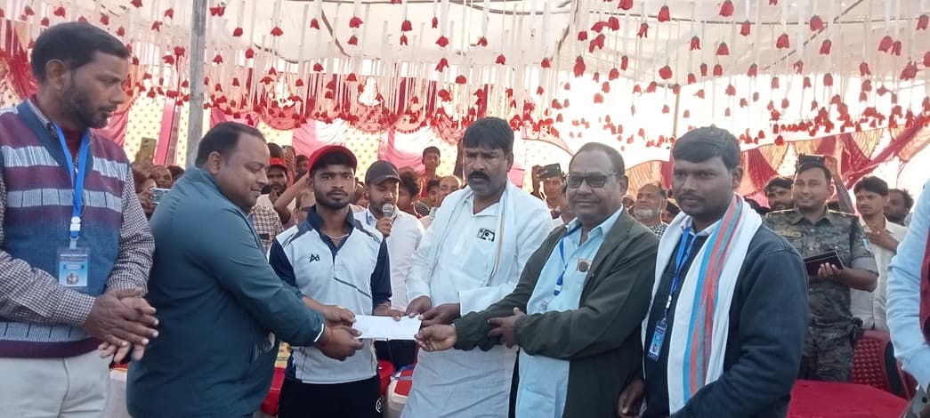 खुर्द मनीयन की टीम ने पिपरजोरिया को हराकर जीती ट्रॉफी