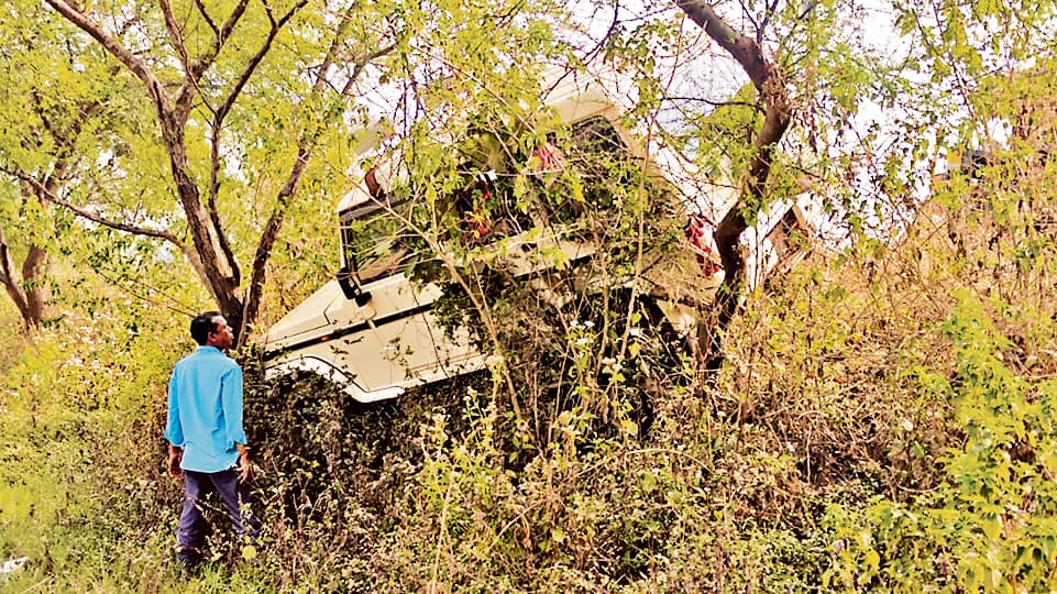 Chaibasa News : नोवामुंडी बीडीओ की गाड़ी दुर्घटनाग्रस्त, दो पेड़ों के बीच अटकी