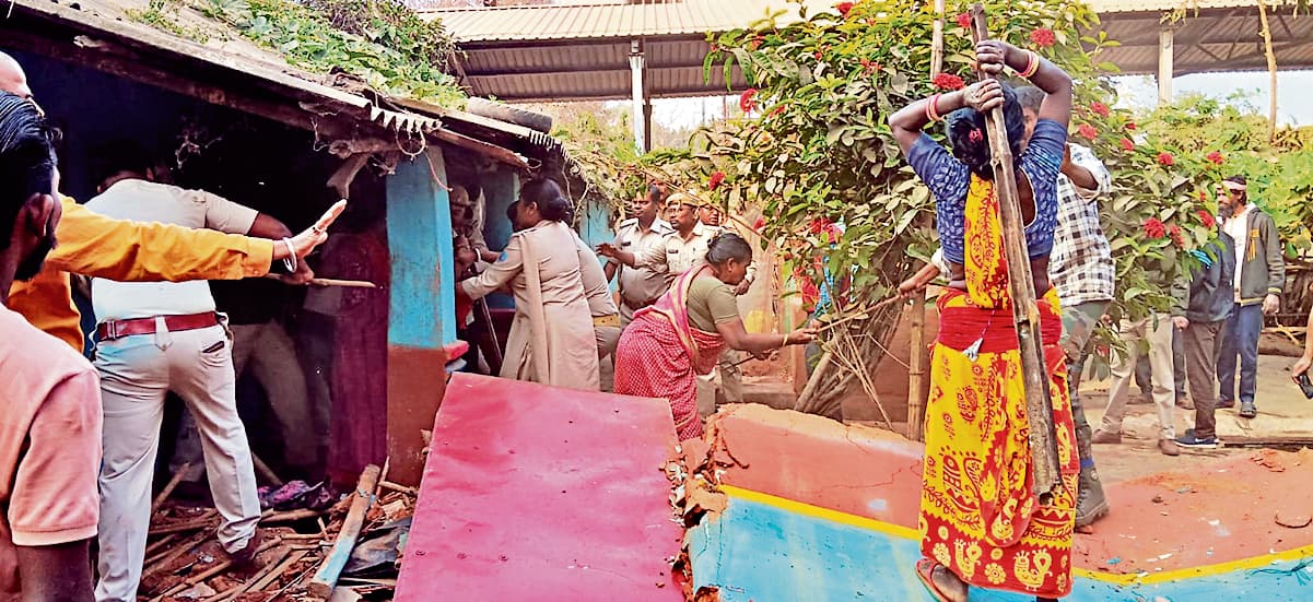 East Singhbhum News : पांच घंटे तक हंगामा और झड़प के बाद वनभूमि से हटा अतिक्रमण