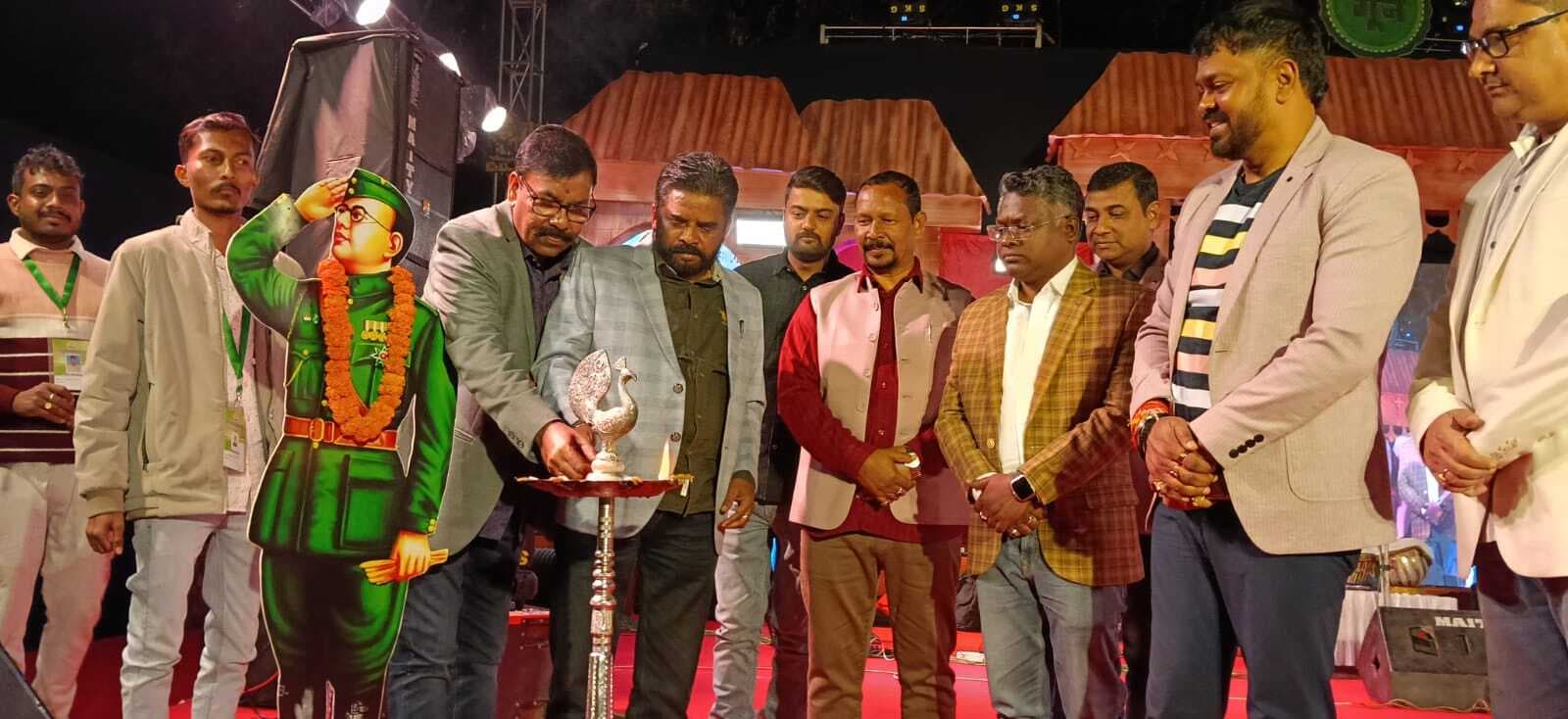 East Singhbhum News : गूंज महोत्सव : आवारा हवा का झोंका हूं…