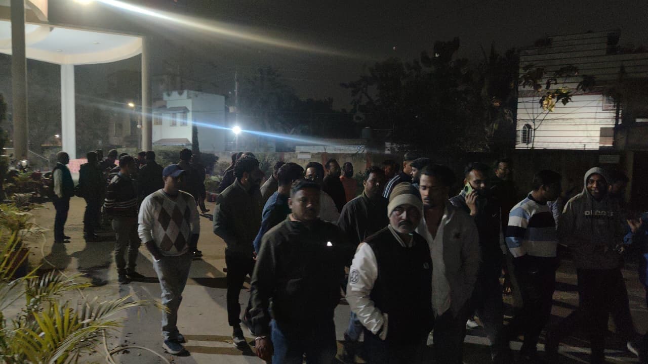 Jamshedpur News : बिरसानगर : स्कूल वैन चालक को जेल भेजने पर बवाल, संचालकों ने घेरा थाना