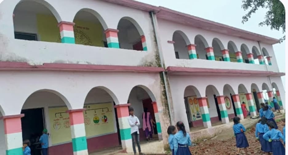 73 साल बाद भी बिना चहारदीवारी के विद्यालय, बच्चों की सुरक्षा पर संकट