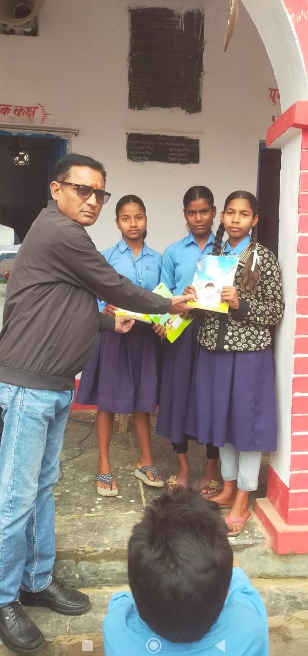 टोड़ी विद्यालय में छात्र-छात्राओं को किया गया सम्मानित