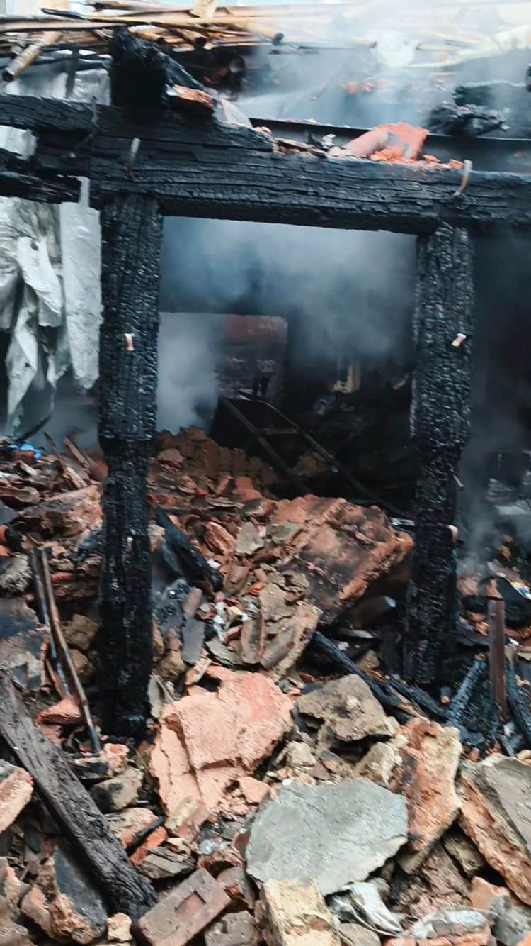 अगलगी में तीन दुकानों में लाखों के सामान जले