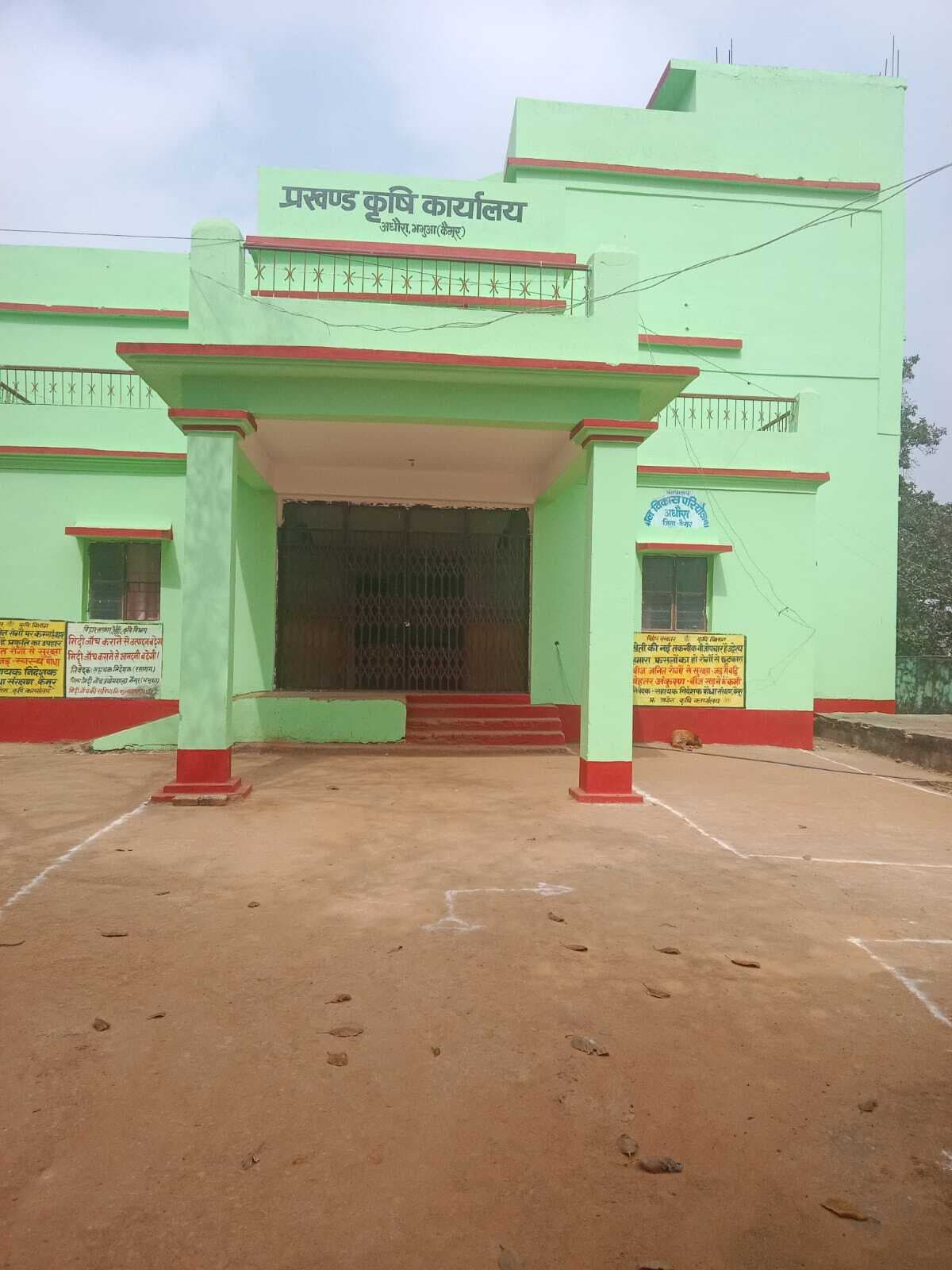 दोपहर तक बंद रहते हैं कार्यालय, दूर-दराज से आये ग्रामीण लौटने को मजबूर