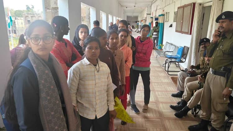 रजिस्ट्रेशन के नाम पर हजारों की वसूली, फिर भी दर्जनों छात्र इंटर परीक्षा से वंचित