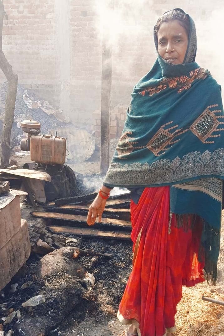 छोटी भंडसार में आग लगने से लाखों की क्षति, कई मवेशी की मौत