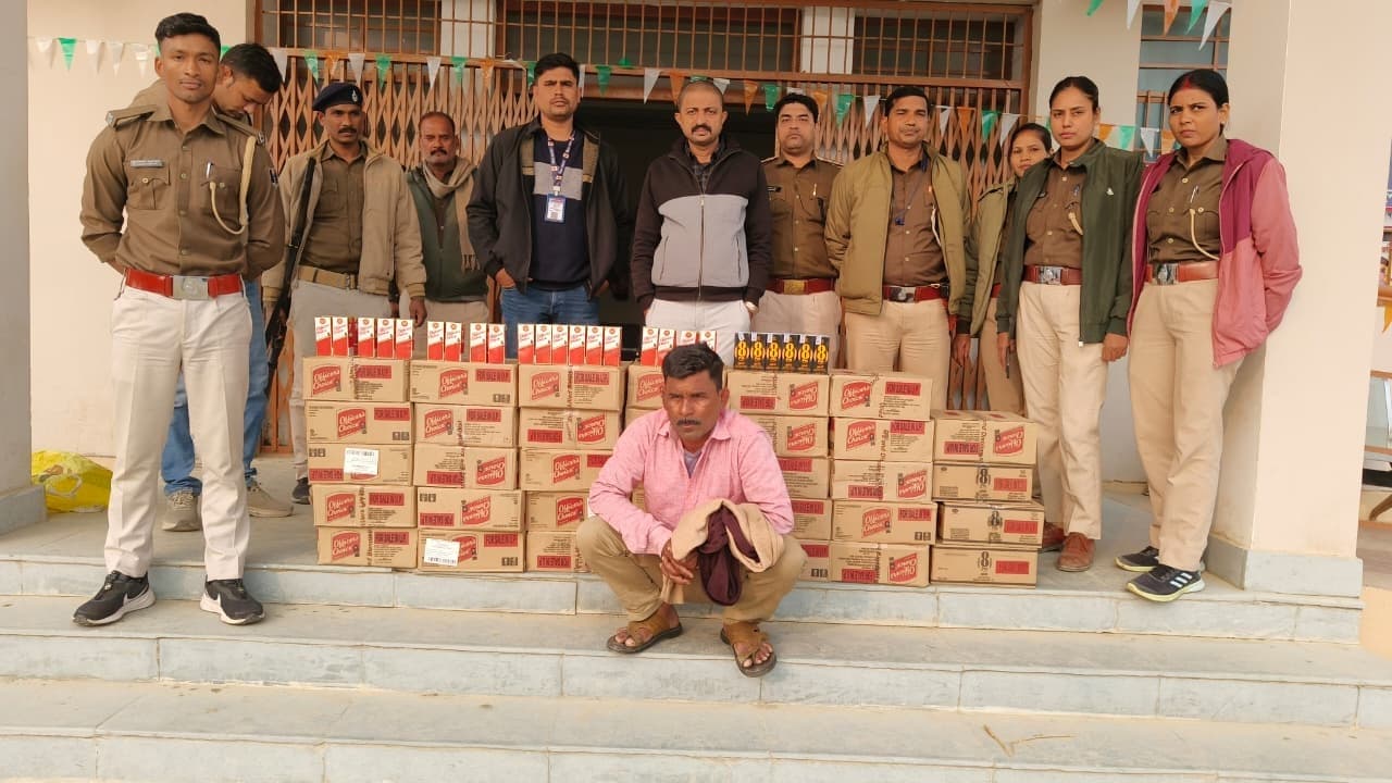 मांझा में छापेमारी के दौरान शराब के साथ तस्कर धराया