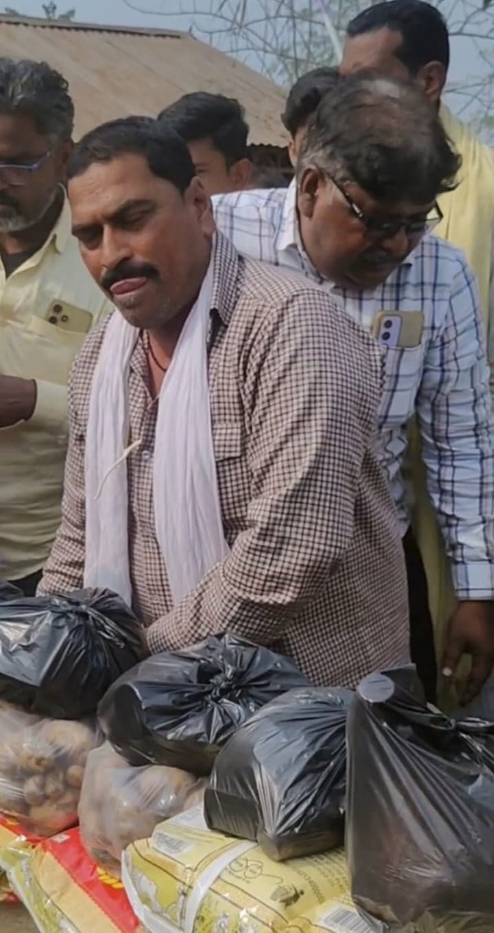 अग्निपीड़ित के बीच सांसद प्रतिनिधि ने बांटी राहत सामग्री