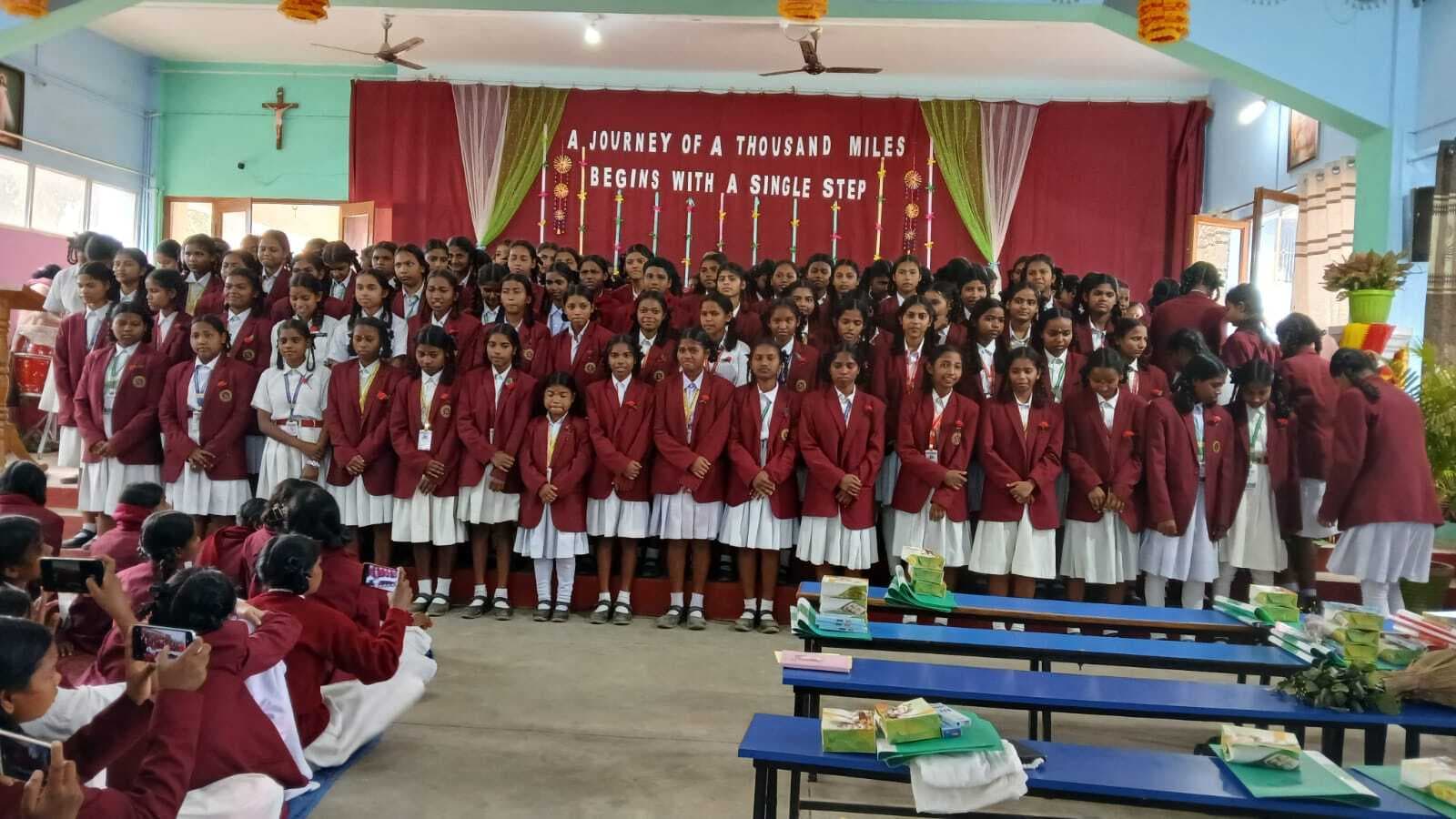 उर्सुलाइन कॉन्वेंट की 10वीं की छात्राओं को दी गयी विदाई