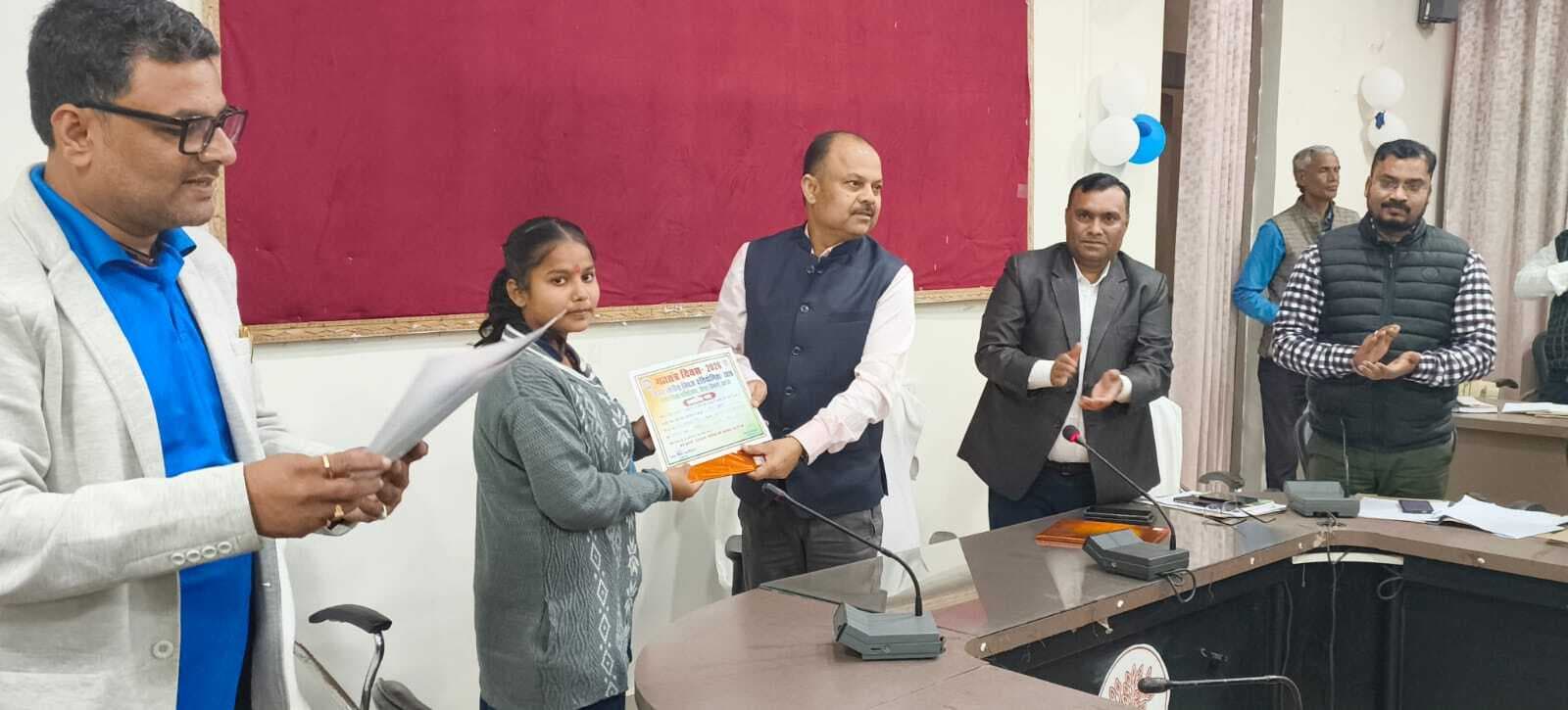 सप्ताहिक जांच व क्विज परीक्षा के सफल बच्चों को डीएम ने किया सम्मानित