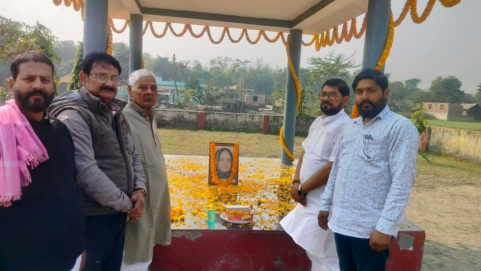 पूर्व विधायक की पत्नी  को दी श्रद्धांजलि