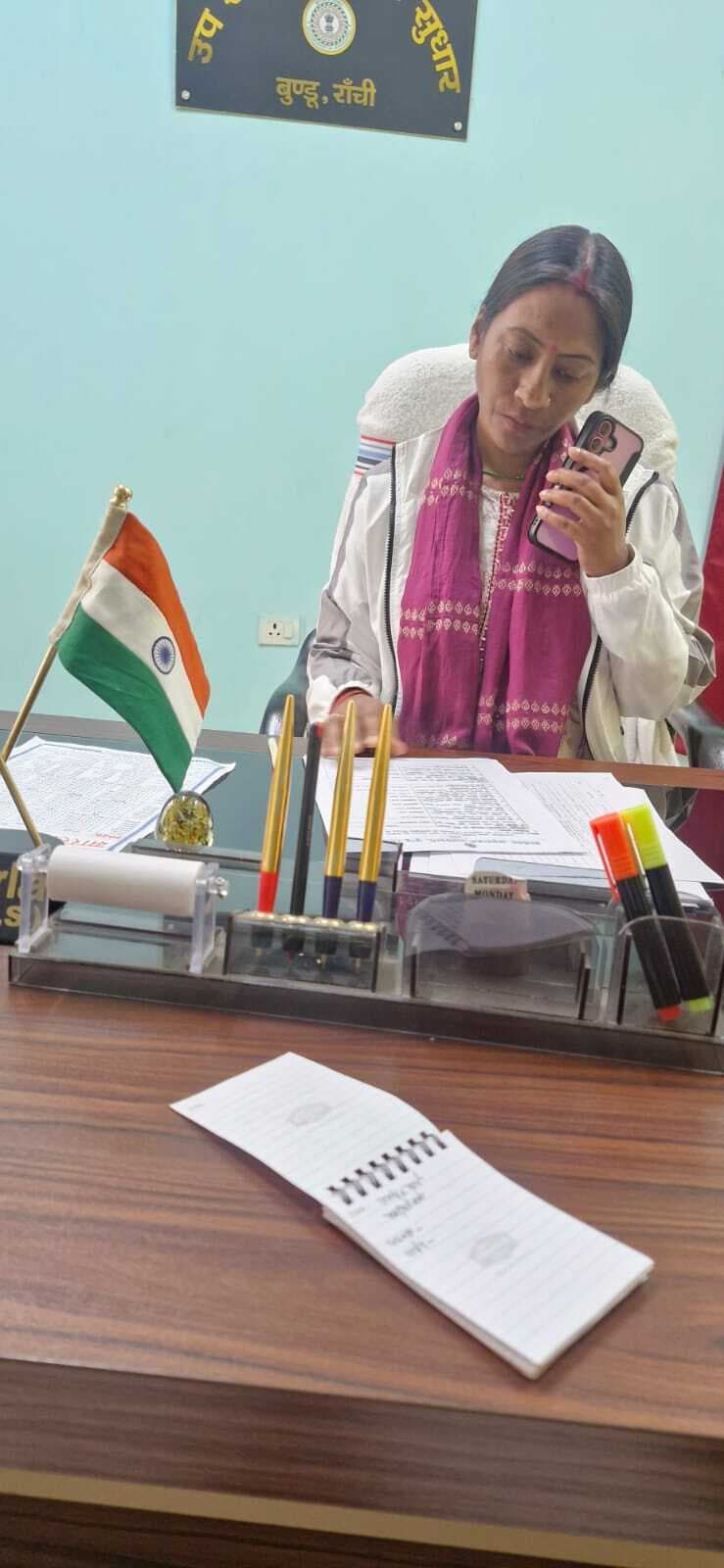 बुंडू नगर पंचायत पार्षद के लिए पांच नामांकन फार्म खरीदे गये