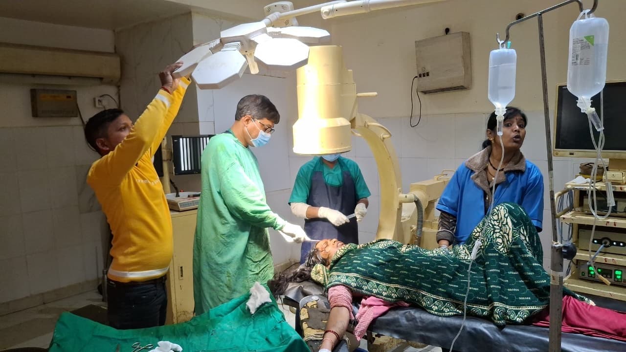 सनकी पति ने पत्नी को मारी गोली, जख्मी