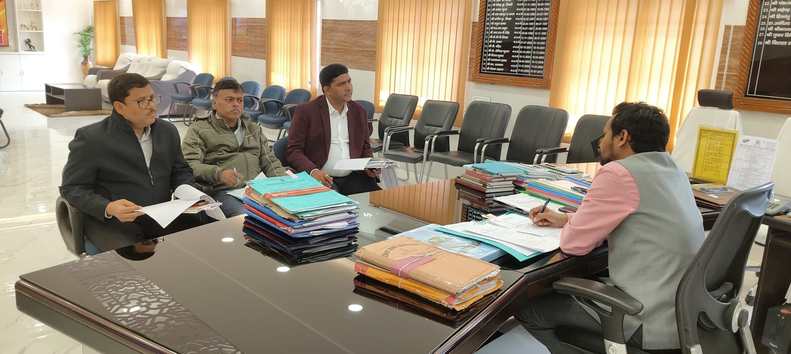 नाबार्ड की योजनाओं पर डीएम सख्त: लंबित पुल व सड़क परियोजनाओं को जल्द शुरू करने का अल्टीमेटम