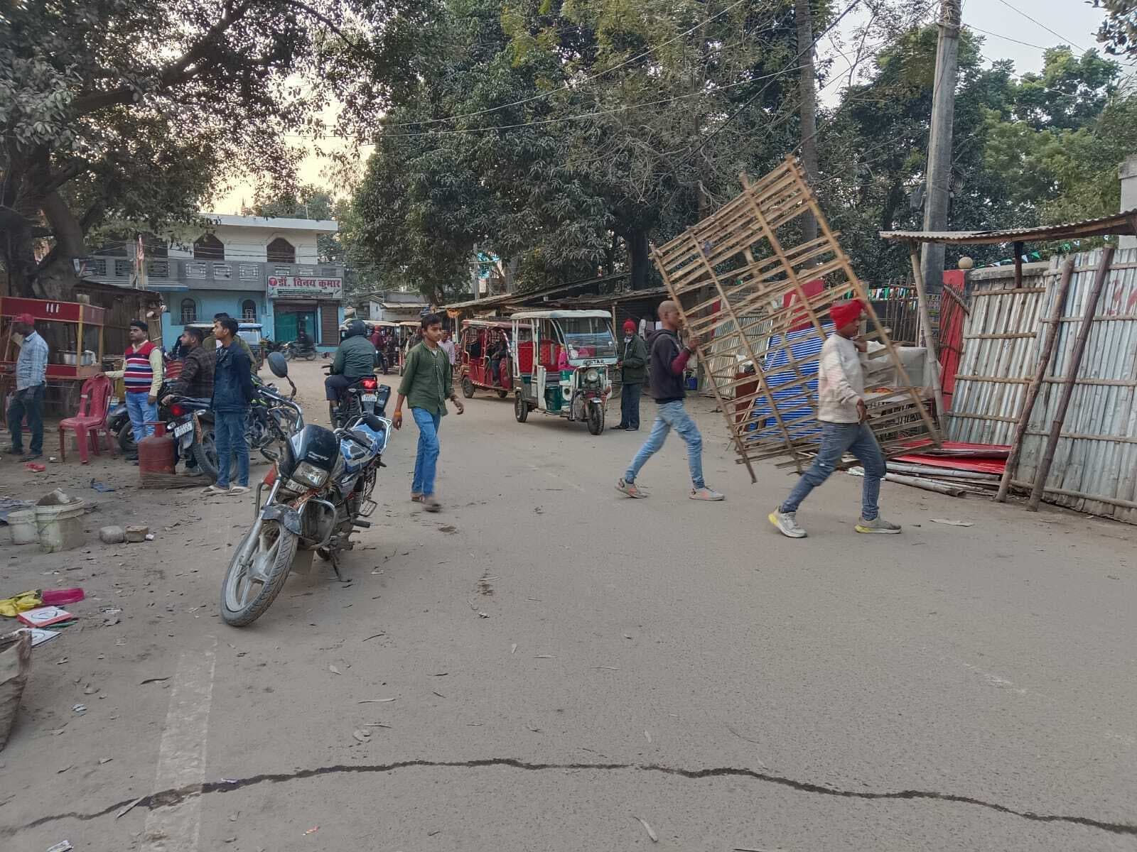 निगम की जेसीबी पहुंचते ही लोगों ने तत्काल हटाया अतिक्रमण