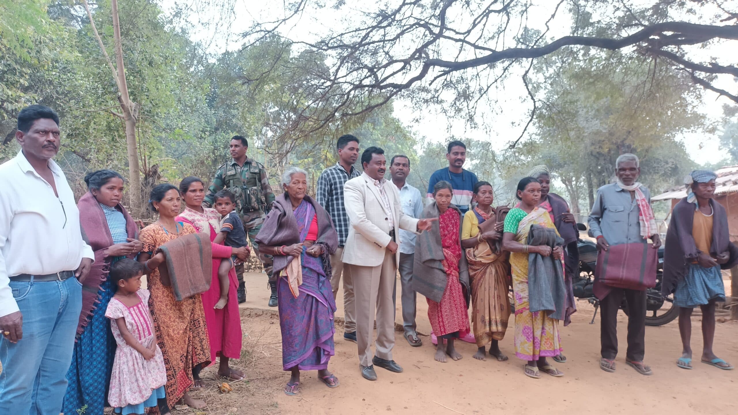 सुदूर गांवों में पहुंचे झामुमो जिलाध्यक्ष, सुनी लोगों की समस्याएं