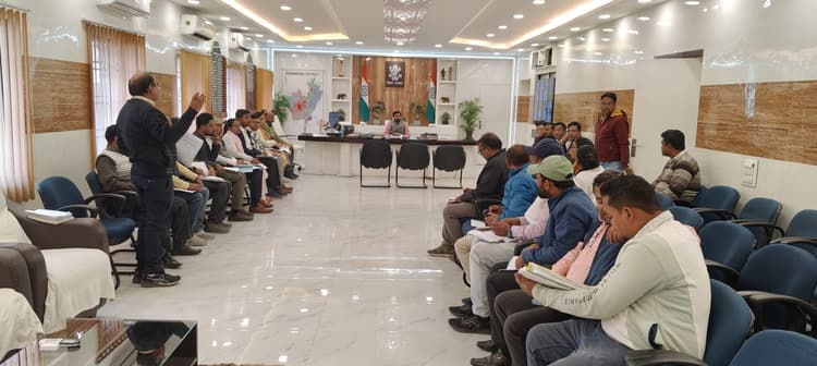 31 जनवरी तक बनाएं अपार कार्ड, लापरवाही पर नपेंगे प्रधानाध्यापक : डीएम