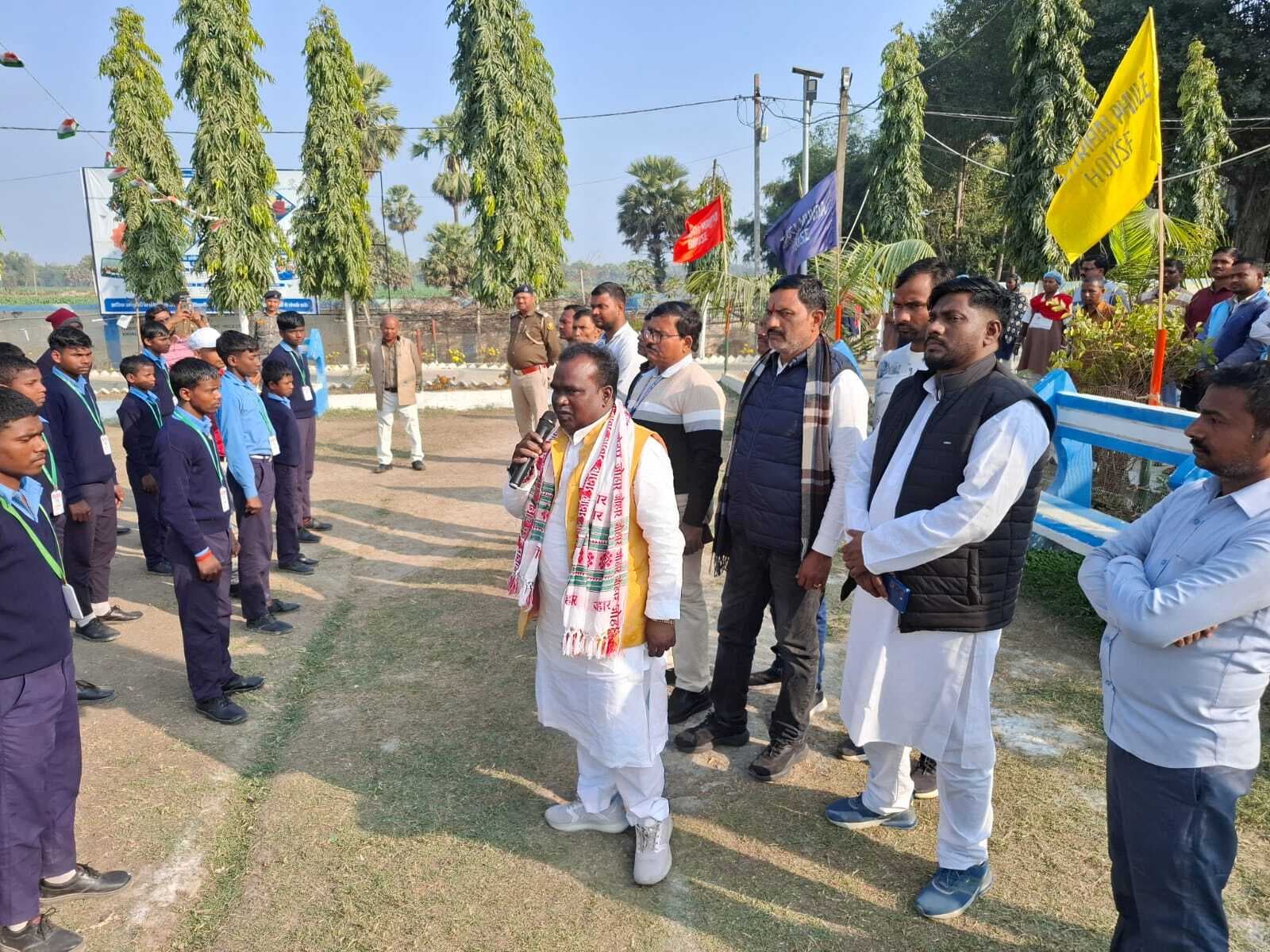 एसटी आयोग सदस्य ने आवासीय विद्यालय का किया निरीक्षण