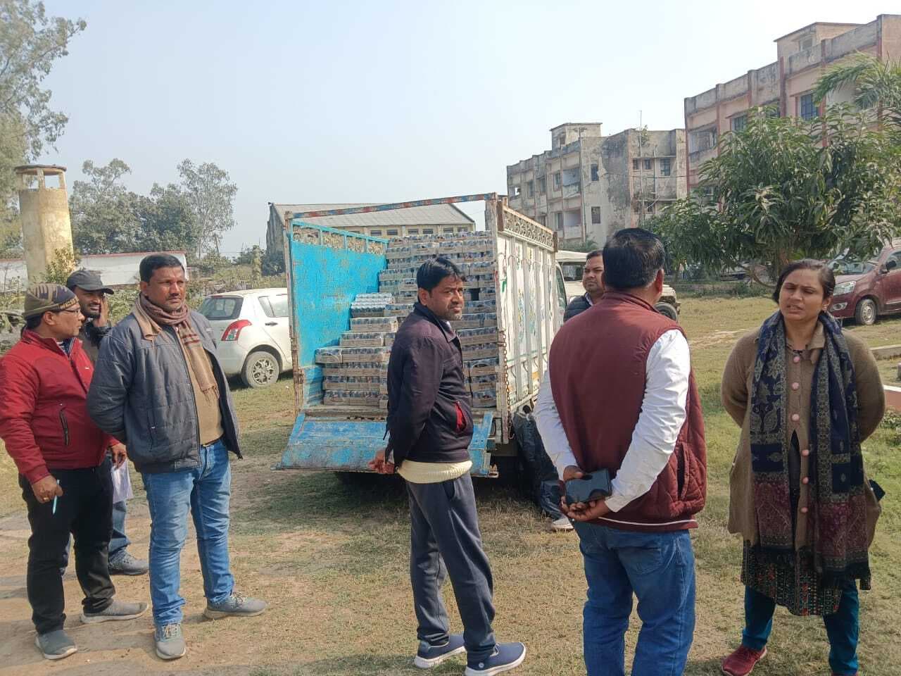 उचकागांव के श्यामपुर बाजार में यूपी से लायी गयी कोल्ड ड्रिंक की खेप जब्त