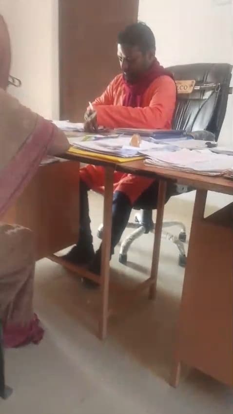 ग्राम कचहरी सचिव का महिला से कथित तौर पर रिश्वत लेने का वीडियो वायरल