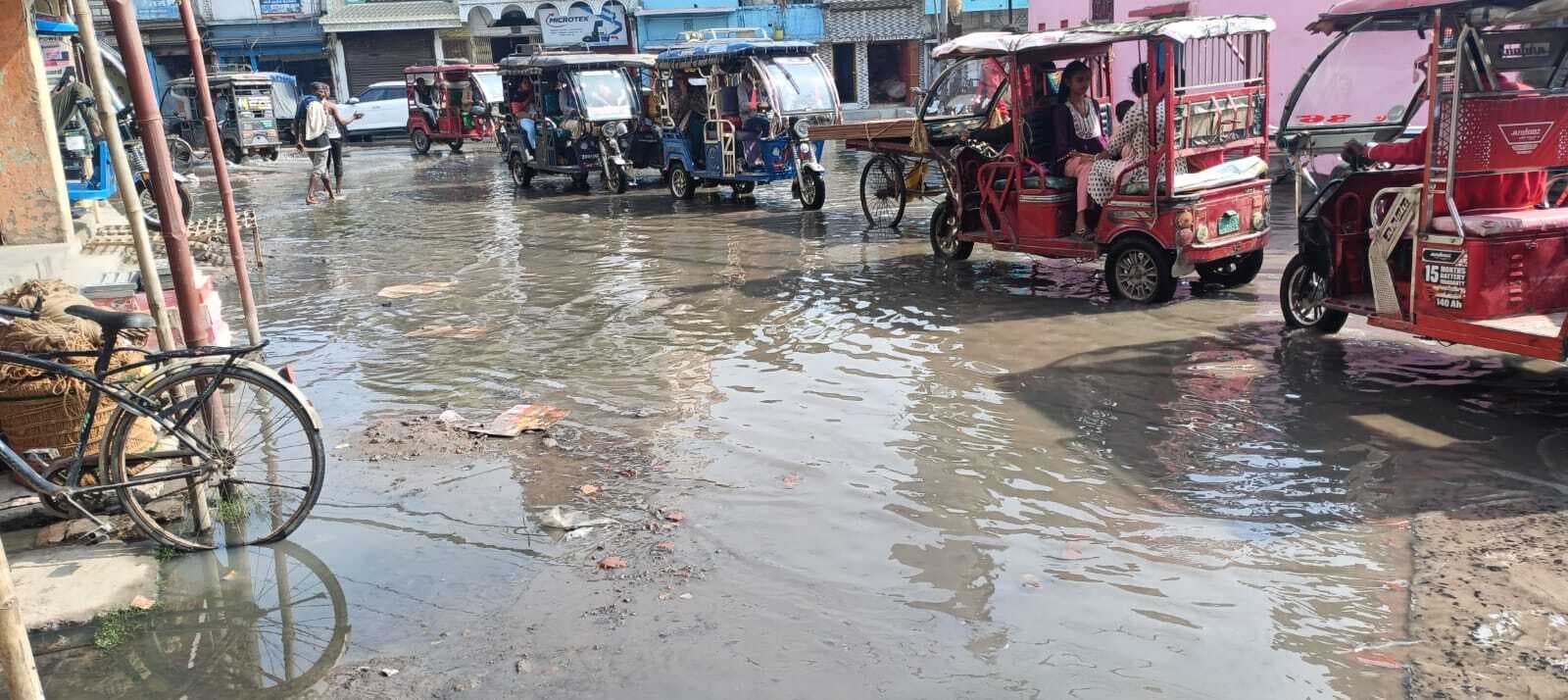 शहर का नाला बंद कर ड्रेनेज निर्माण से सड़कों पर जलजमाव, परेशानी