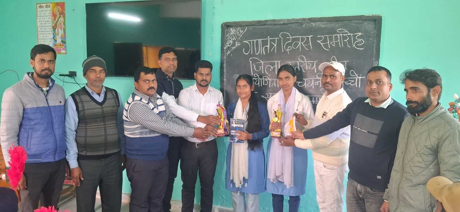 जिला स्तरीय क्विज में प्रथम स्थान आने वाली छात्राएं सम्मानित