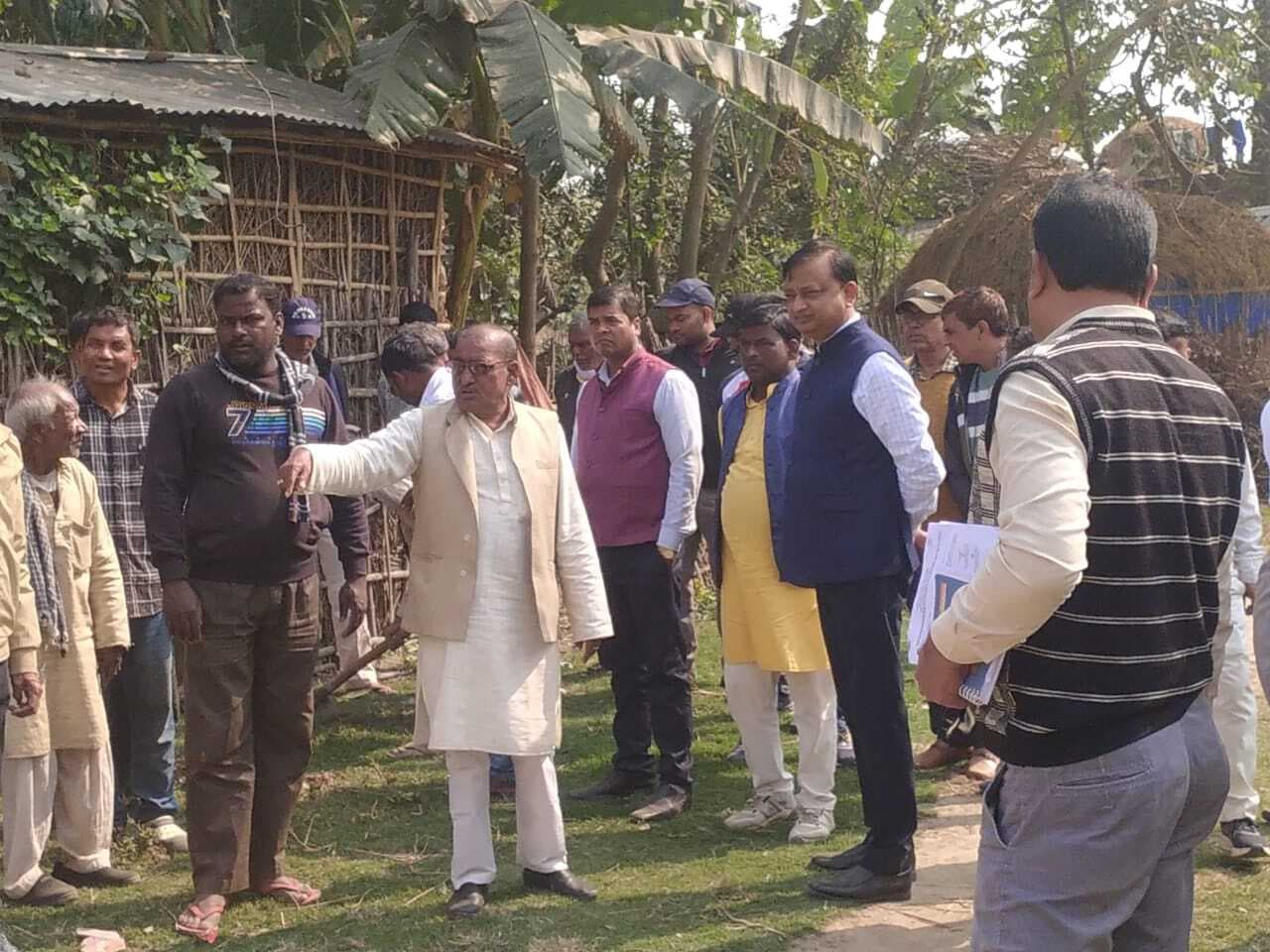 डीडीसी ने बरझल्ला पंचायत में चल रहे योजनाओं का लिया जायजा