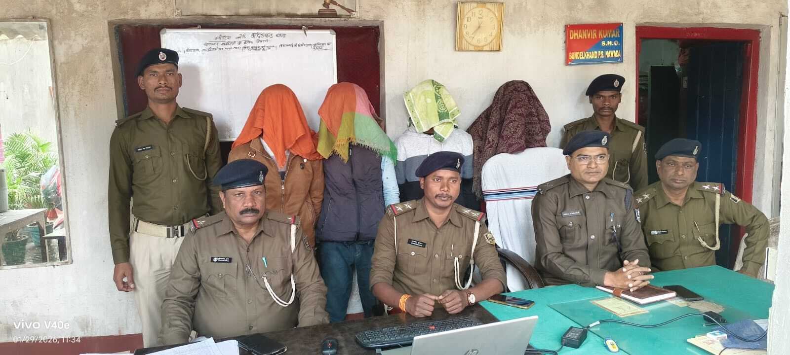 दो सगे भाइयों समेत चार शातिर चोर गिरफ्तार, तीन चोरी की बाइक बरामद तीन मास्टर चाभी एक पेचकस जब्त,गिरफ्तार बाइक चोर बुंदेलखंड के मोगलाखार मोहल्ले का रहने वाला है।