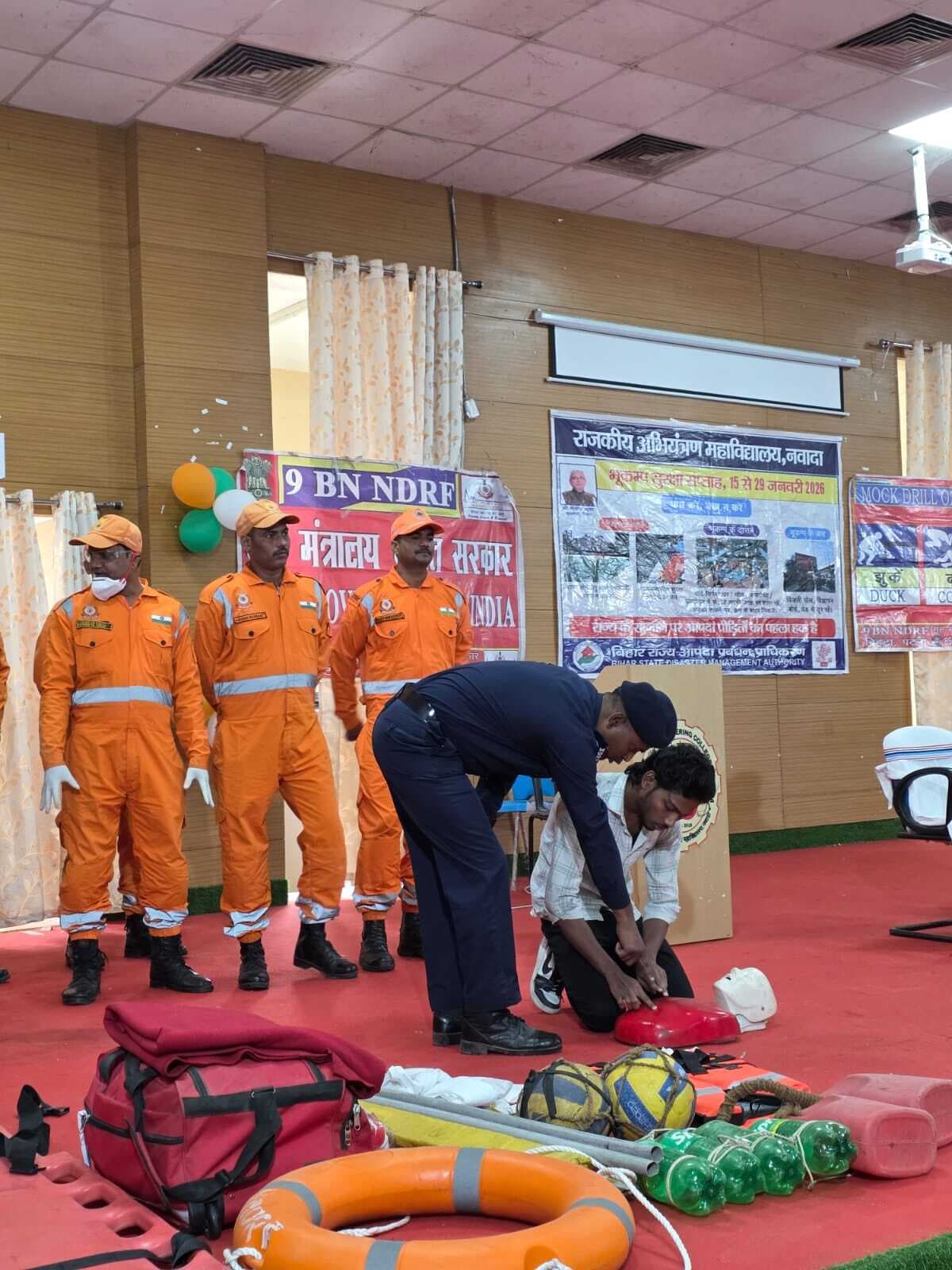 मॉक ड्रिल और व्याख्यान से छात्रों को दी गयी आपदा प्रबंधन की जानकारी