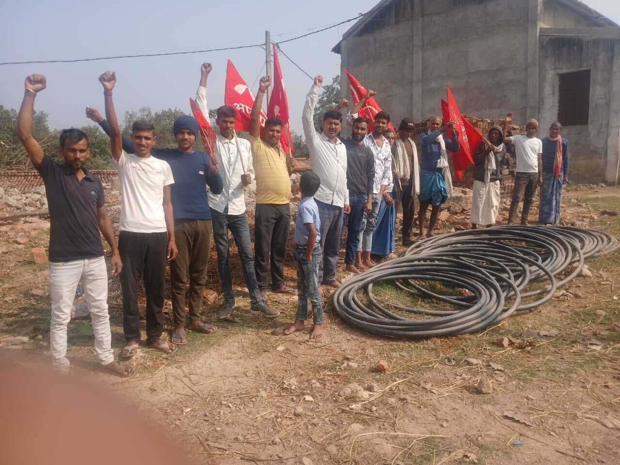 बिना पानी के पाइपलाइन बिछाने पर ग्रामीणों का प्रदर्शन